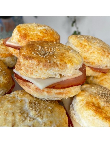 Scones de queso rellenos